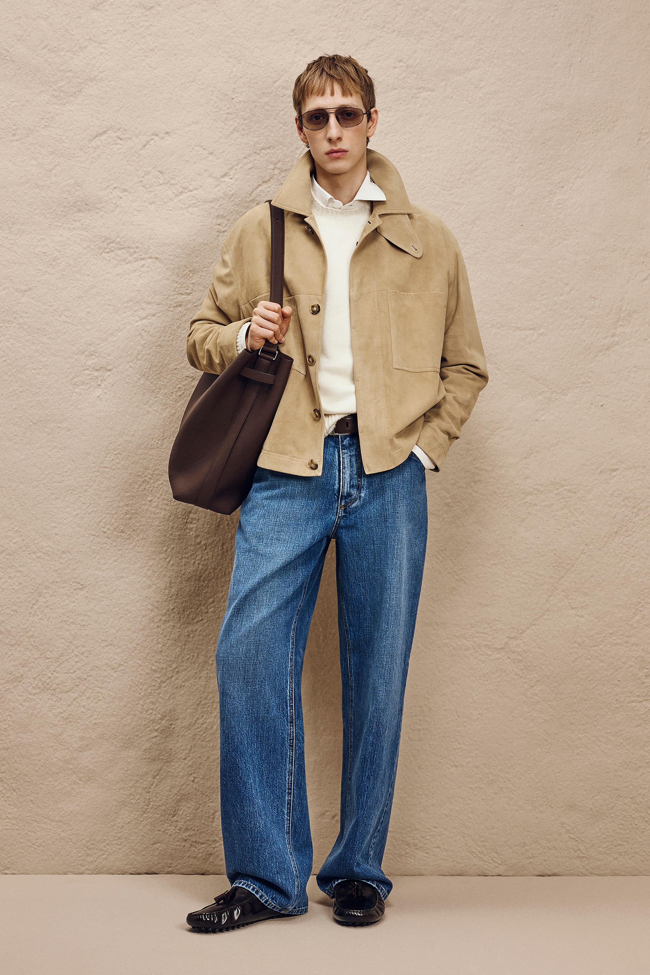 Tod’s 2026秋冬以极致实穿为核心，延续品牌“低调奢华”的长期价值。皮革夹克、绗缝外套与精致针织围绕自然色系展开，强调触感、重量与耐用性。造型不强调趋势感，而是构建稳定、可长期使用的男士衣橱方案，呈现出成熟、理性且自信的都市男性形象-顽石频道趋势研究